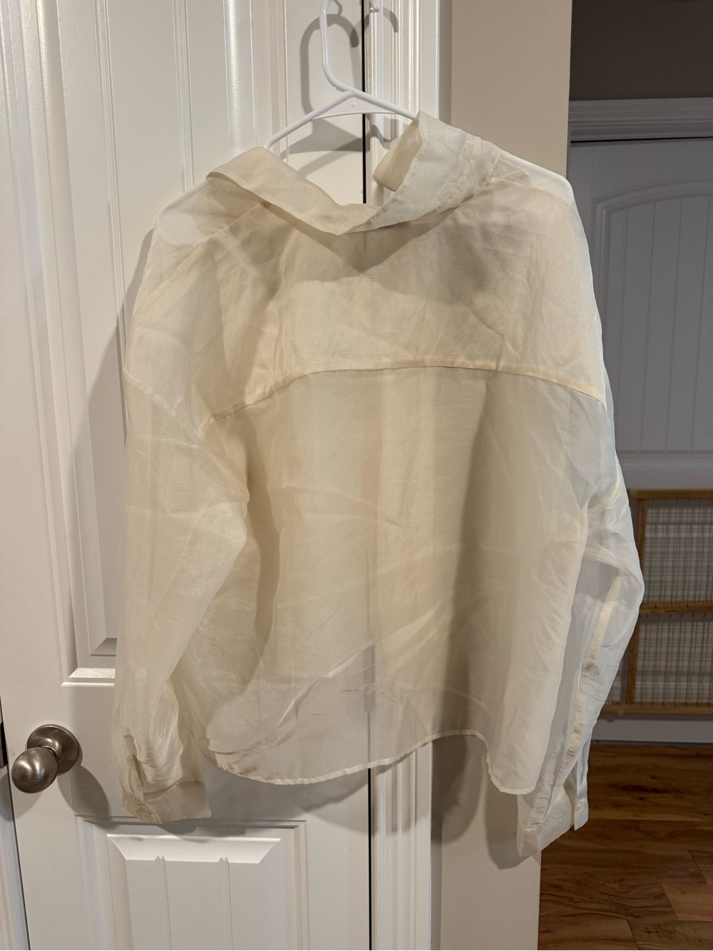 NWT Abercrombie and Fitch Sheer Lightweight Cream Button-Front Women's Blouse - Picture 2 of 3